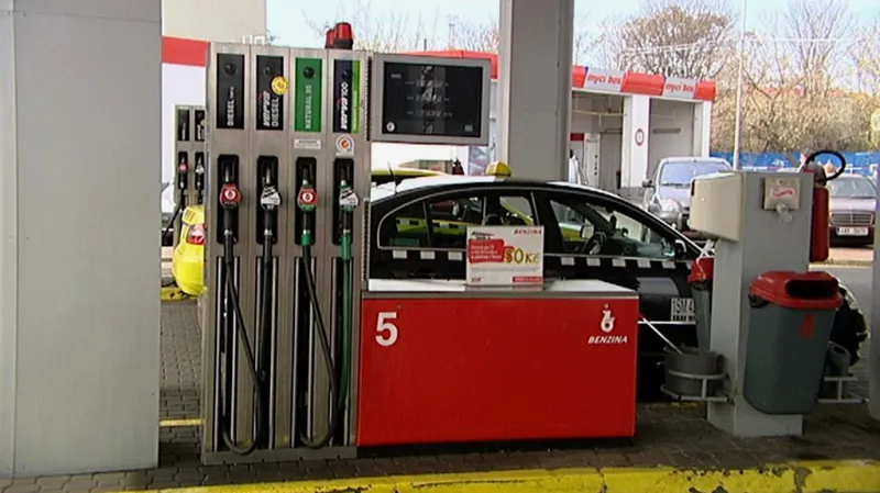 Události ČT: Ceny benzinu jdou dolů, záleží i na tlaku konkurence od levných řetězců