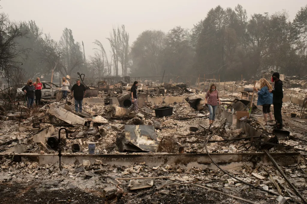 Požáry ve státě Oregon zdevastovaly i celé obce. Fotografická galerie ukazuje situaci ve vesnici Talent