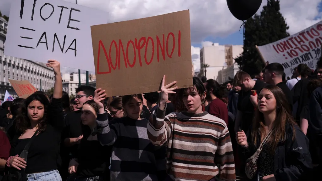 Řekové demonstrují před parlamentem kvůli stavu železnice