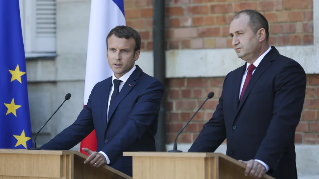 Francouzský prezident Macron s bulharským protějškem Radevem