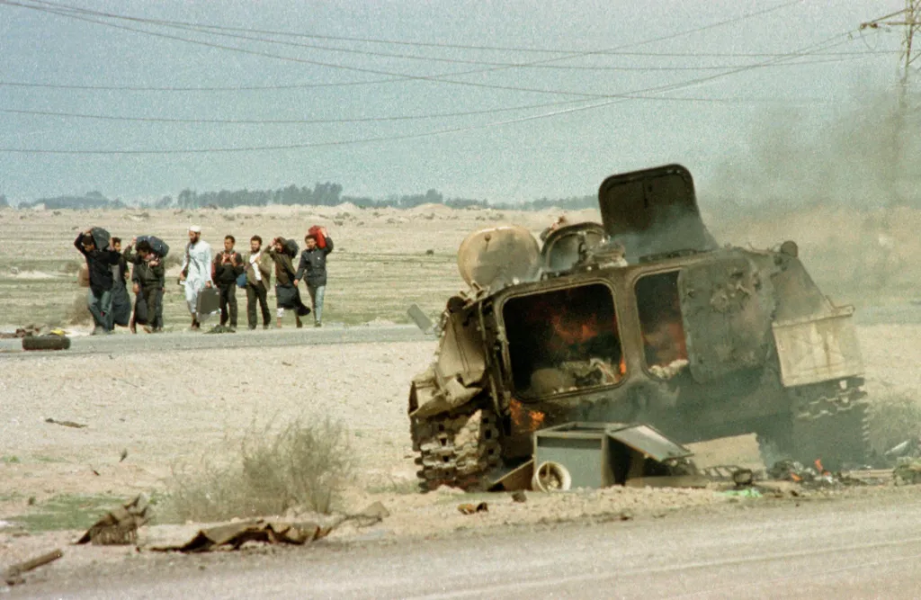 Kuvajtští civilisté se vrací zpět do země po dálnici kolem irácké Basry (28. února 1991)
