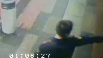 Denis Jevsjukov na záběrech průmyslové kamery
