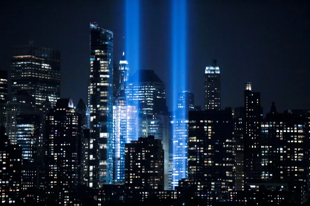 Světlem si připomněli obyvatelé New Yorku smutné 18. výročí zřícení „dvojčat“ Světového obchodního centra