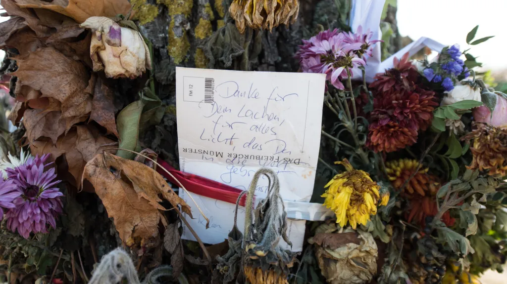 Květiny pro německou studentku zavražděnou ve Freiburgu