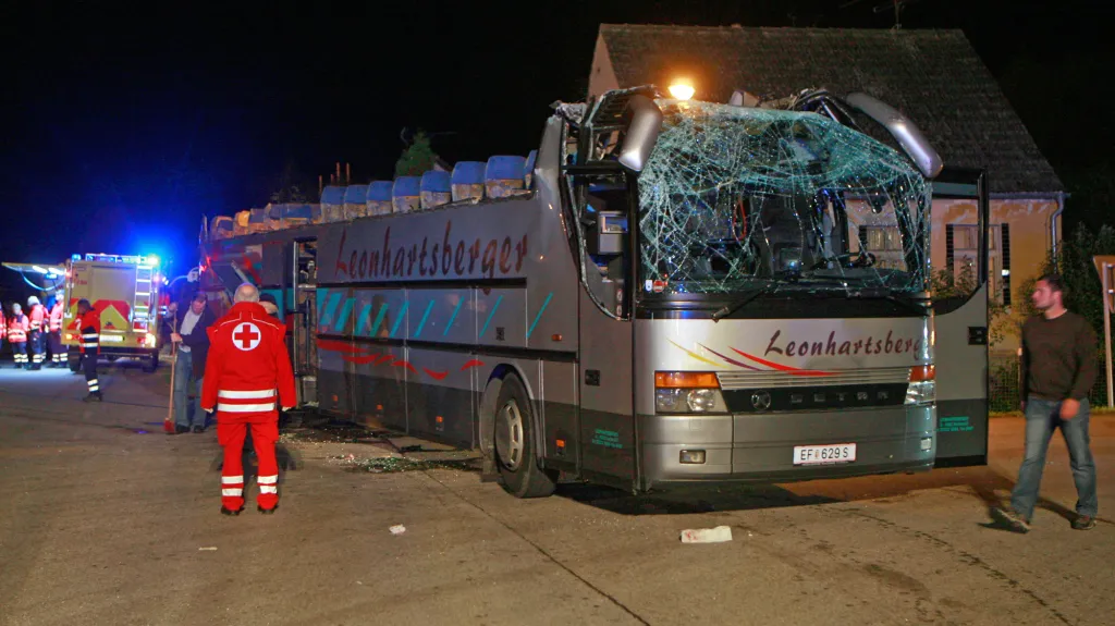 Havarovaný rakouský autobus
