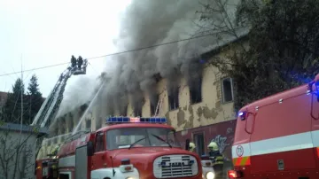 Hasiči likvidují rozsáhlý požár nedaleko centra Brna