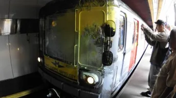 Čelní vůz metra po útoku neznámého vandala
