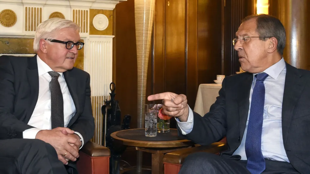 Ministři zahraničí Německa a Ruska Frank-Walter Steinmeier a Sergej Lavrov