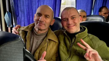 Ukrajinští zajatci propuštění z ruského zajetí