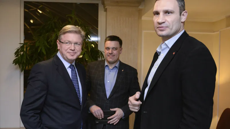 Štefan Füle s Vitalijem Klyčkem a Olehem Ťahnybokem