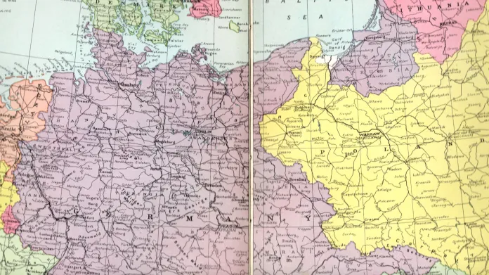 The „Premier“ Atlas of the World vydaný v Londýně v roce 1939 zobrazuje Sudety, Protektorát Čechy a Morava i Slovensko jako nedílnou součást Německa a nijak nerozlišuje mezi jejich statusem. Názorně tak ukazuje obklíčení Polska ze tří stran.
