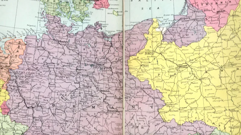 The „Premier“ Atlas of the World vydaný v Londýně v roce 1939 zobrazuje Sudety, Protektorát Čechy a Morava i Slovensko jako nedílnou součást Německa a nijak nerozlišuje mezi jejich statusem. Názorně tak ukazuje obklíčení Polska ze tří stran.