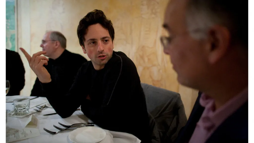 Spoluzakladatel společnosti Google Sergey Brin (na snímku uprostřed) s Jeffreym Epsteinem