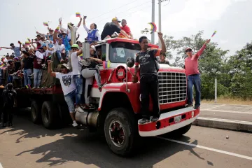 První část pomoci podle Guaidóa přijela do Venezuely. Na hranicích dochází ke střetům