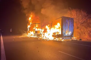 Požár kamionu na dálnici D5 zkomplikoval dopravu okolo Prahy, další auto hořelo i na D4