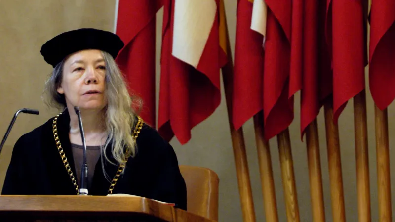 Erika Abramsová roku 2007 obdržela čestný doktorát Univerzity Karlovy