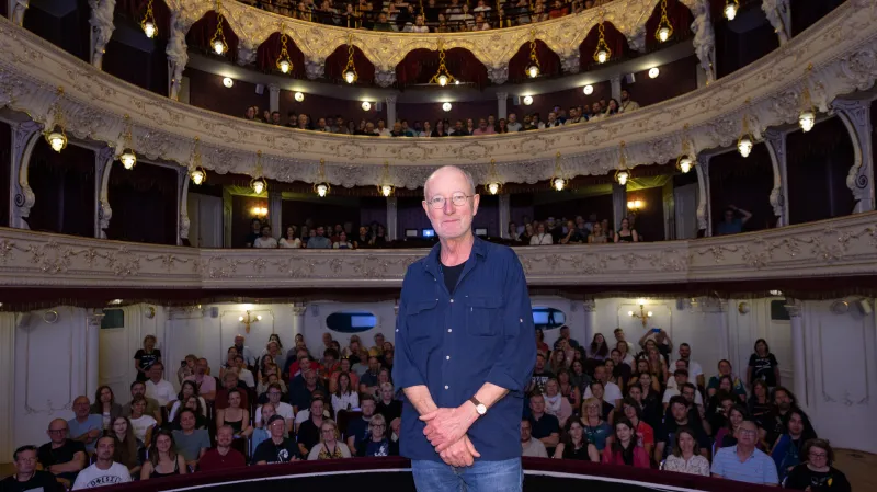 Rolf de Heer při uvedení Soumraku laskavosti na festivalu ve Varech