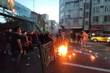 V Íránu popravili muže, který údajně na demonstraci útočil na bezpečnostní síly