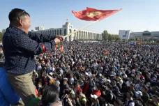 Kyrgyzská revoluce pokračuje. Premiérem se stal politik, který byl ještě v pondělí za mřížemi