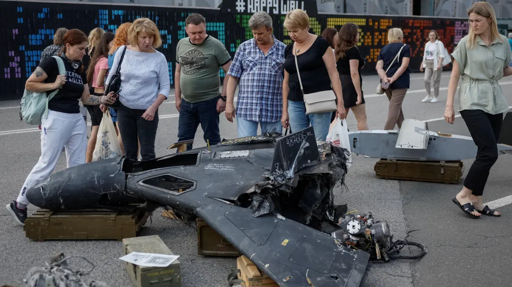 Zničený ruský bojový dron vystavený v Kyjevě, 8. 8. 2025
