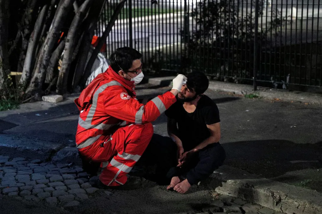 Zdravotníci ošetřuji zánětlivé onemocnění na kůži, které muži vzniklo pravděpodobně špatnou a nedostupnou hygienou