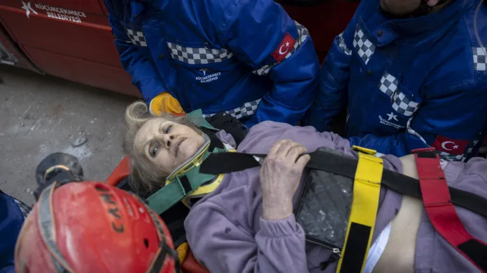 Záchrana 70leté ženy z trosek třípatrové budovy 178 hodin po zemětřesení v Kahramanmarasu