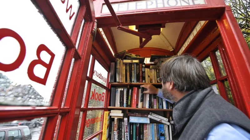 Telefonní budka předělaná na knihovnu