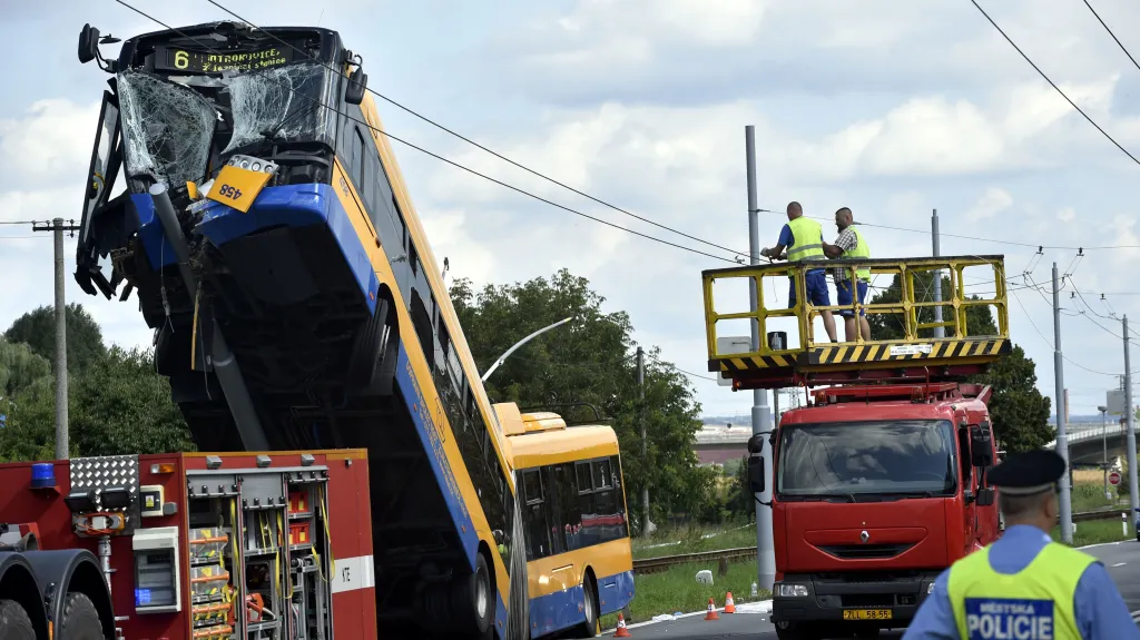 Trolejbus najel na sloup trakčního vedení a vyjel po něm nahoru