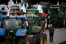 Traktory v Paříži. Zemědělci protestují proti obchodním dohodám i zákazu glyfosátu