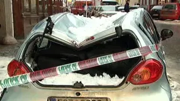 Sníh poškodil střechu zaparkovaného auta