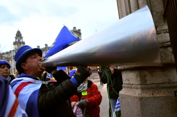Mayová chce hlasovat o dohodě potřetí, píše britský tisk. Evropským titulkům vládne slovo chaos