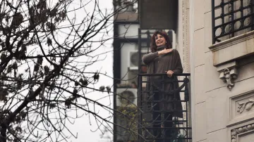 Exprezidentka Cristina Fernándezová Kirchnerová zdraví své příznivce z balkonu svého bytu