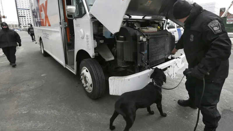 Přísná bezpečnostní opatření před soudní budovou