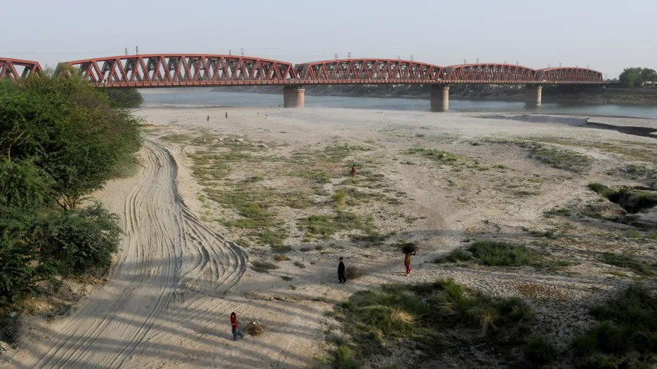 Suché dno řeky Indus ve čtvrtek v pákistánském městě Hyderabad