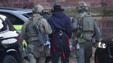Policie eskortuje Serhije K. z helikoptéry
