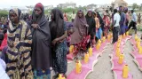 Somálci čekají na příděl potravin