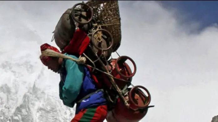 Nepálská pieta: Výpravy na Everest se zastavily
