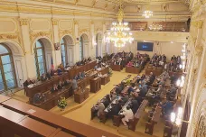 Sněmovna neprojednala zvýšení příspěvků na péči, koaliční většina zamítla návrh programu schůze iniciované hnutím ANO