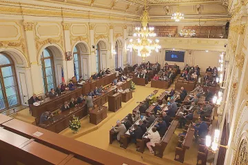Sněmovna jednala o korespondenční volbě do půlnoci. Poslanci stanovili pevný termín pro hlasování