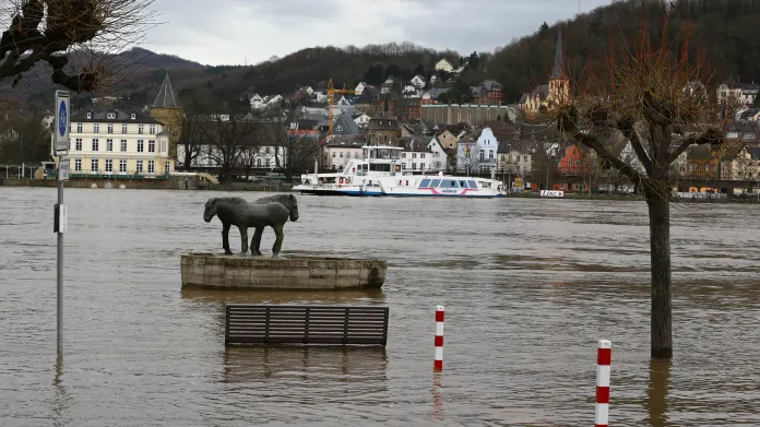 Rozvodněný Rýn v německém městě Linz am Rhein poblíž Bonnu