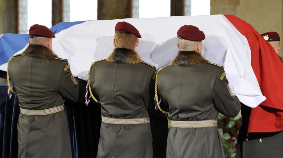 Vojáci Hradní stráže pokládají rakev na katafalk