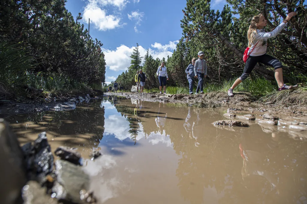 Turisté na opravované stezce z Růžové hory na Sněžku