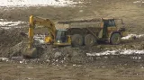 Těžba bahna ze dna Luhačovické přehrady v únoru 2012