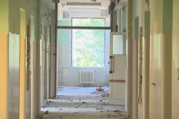 Chátrající pavilon nemocnice ve Varech čeká demolice. Navštěvují ho vandalové, kteří narušují provoz zařízení