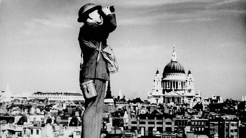 Pozorovatel hlídá nebe nad Londýnem