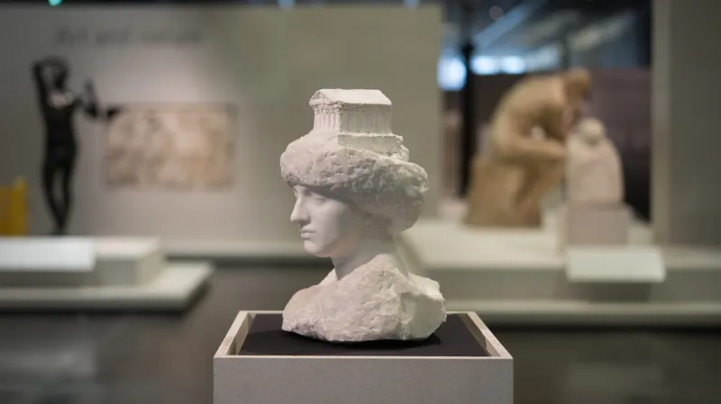 Socha Atheny s Parthenonen (1896) od Augusta Rodina