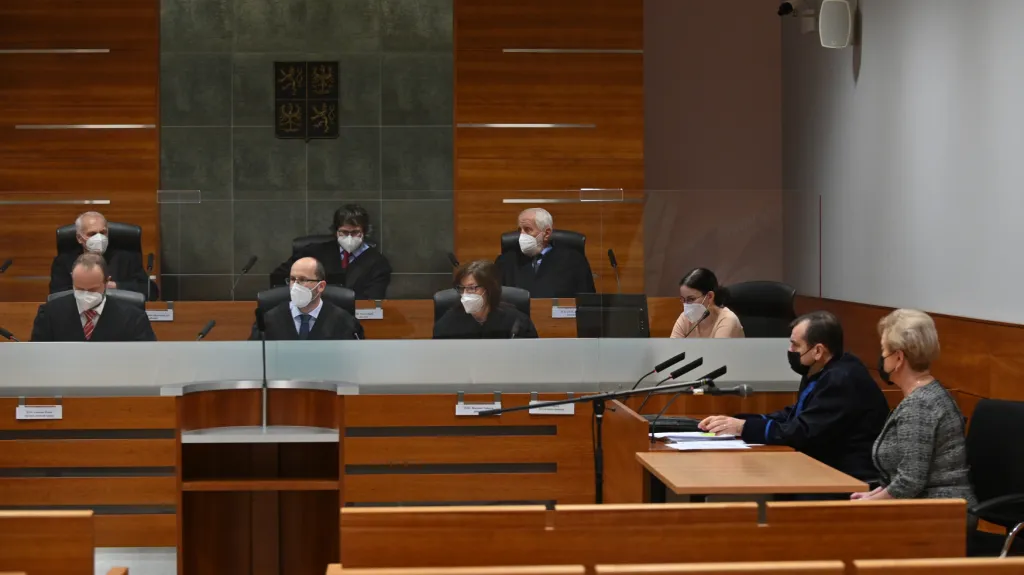 Žalobkyně Petra Tittková (vpravo) před kárným senátem