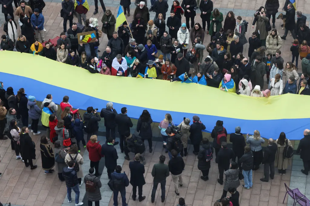Vlajka Ukrajiny před budovou Parlamentu EU v Bruselu