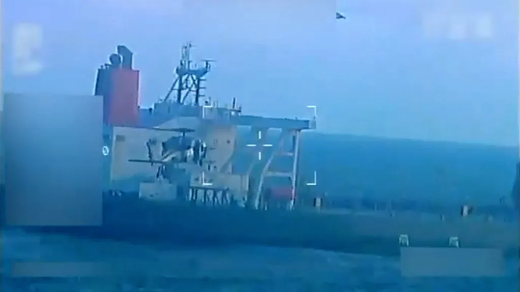 Záběr ze zabavení tankeru s venezuelskou ropou americkou armádou, 10. prosince 2025