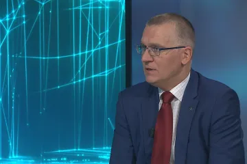 Je výhodou nebýt nyní součástí eurozóny, uvedl viceguvernér ČNB Marek Mora